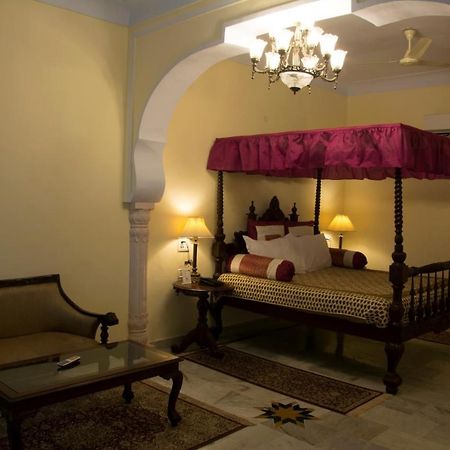 V Resorts Rajmahal Орча Екстериор снимка