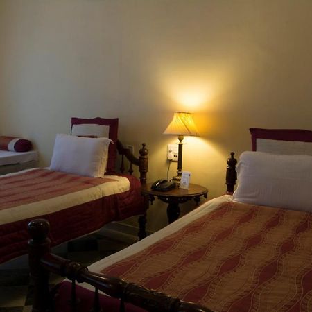 V Resorts Rajmahal Орча Екстериор снимка