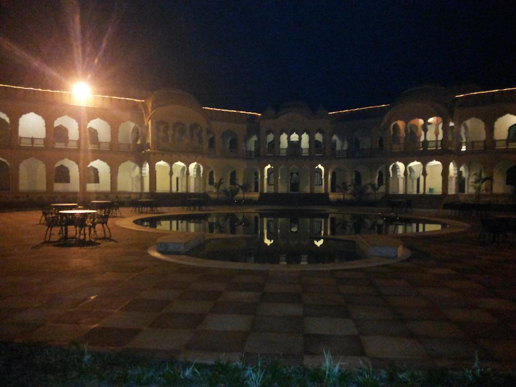 V Resorts Rajmahal Орча Екстериор снимка