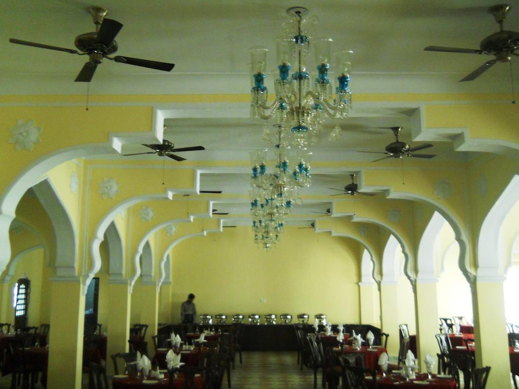 V Resorts Rajmahal Орча Екстериор снимка