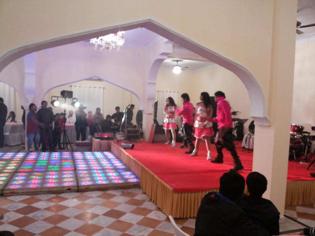 V Resorts Rajmahal Орча Екстериор снимка