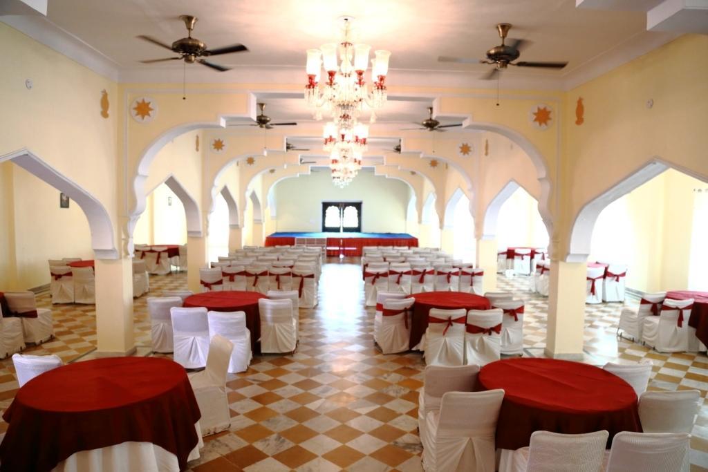 V Resorts Rajmahal Орча Екстериор снимка