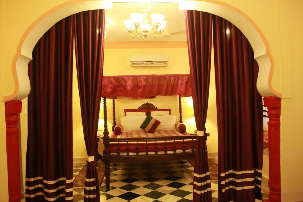V Resorts Rajmahal Орча Екстериор снимка