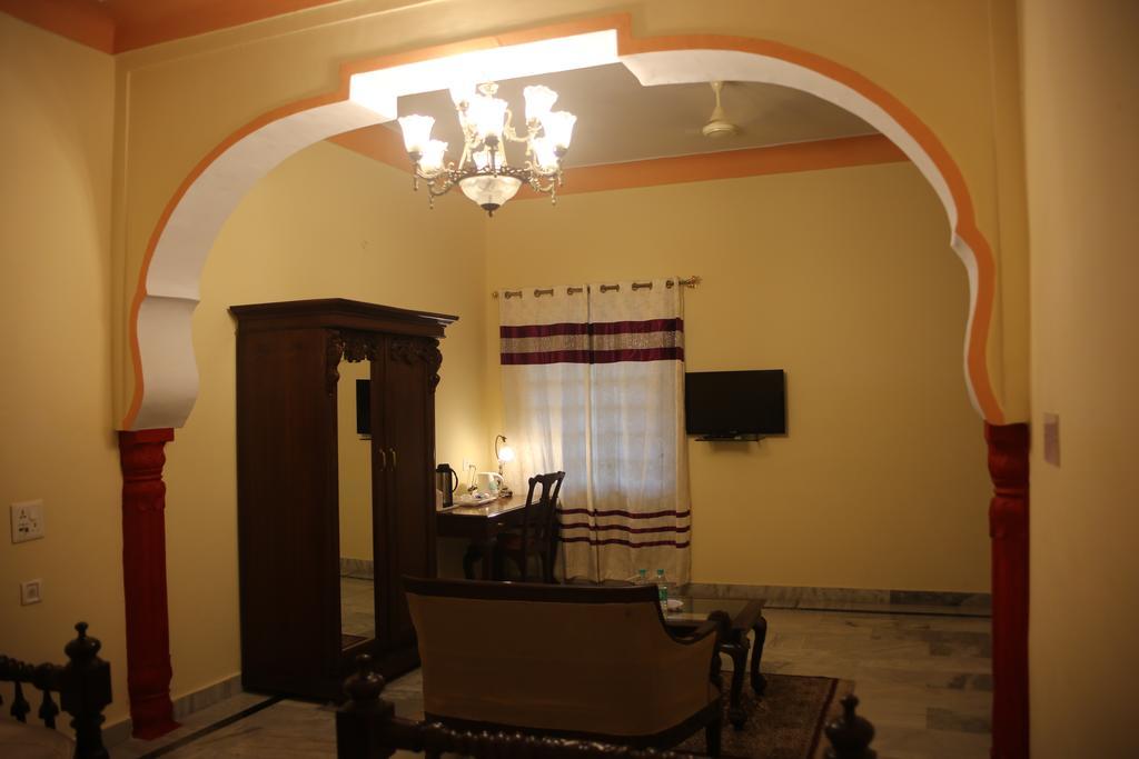 V Resorts Rajmahal Орча Екстериор снимка