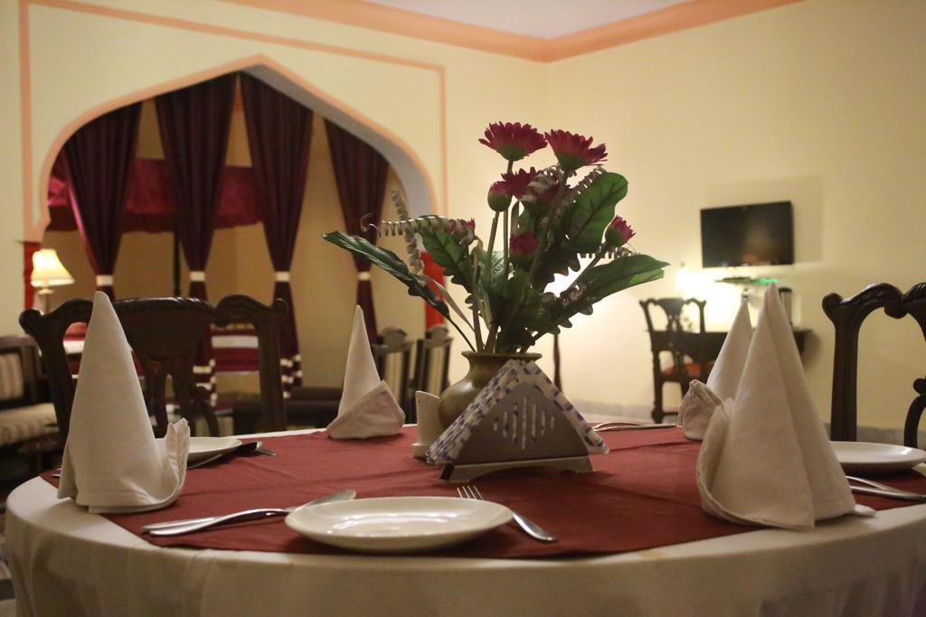 V Resorts Rajmahal Орча Екстериор снимка