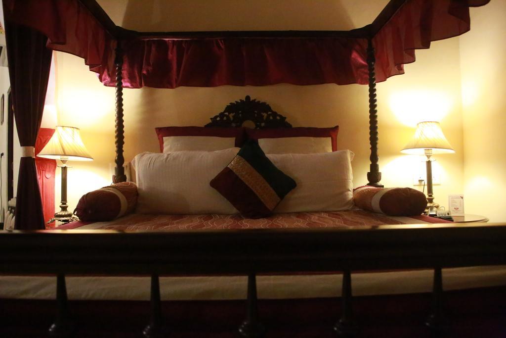 V Resorts Rajmahal Орча Екстериор снимка