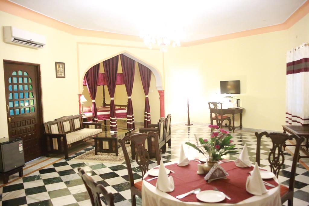 V Resorts Rajmahal Орча Екстериор снимка