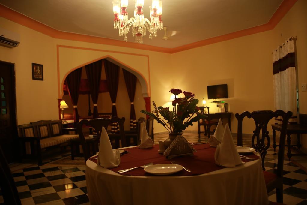 V Resorts Rajmahal Орча Екстериор снимка