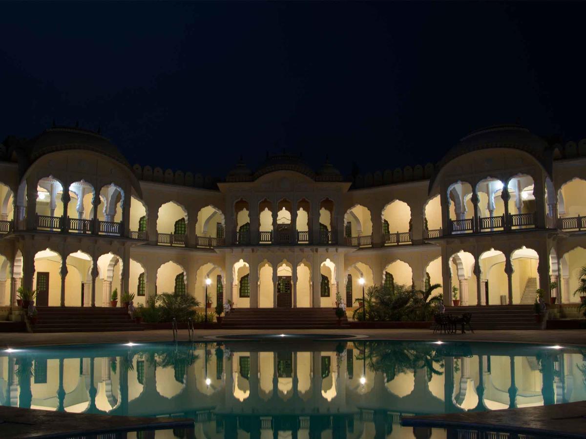 V Resorts Rajmahal Орча Екстериор снимка