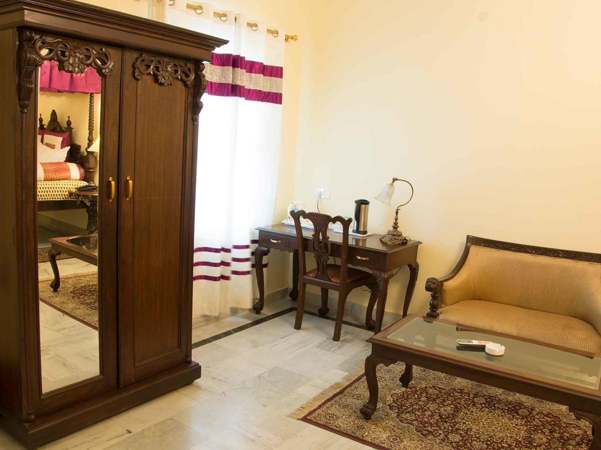 V Resorts Rajmahal Орча Екстериор снимка