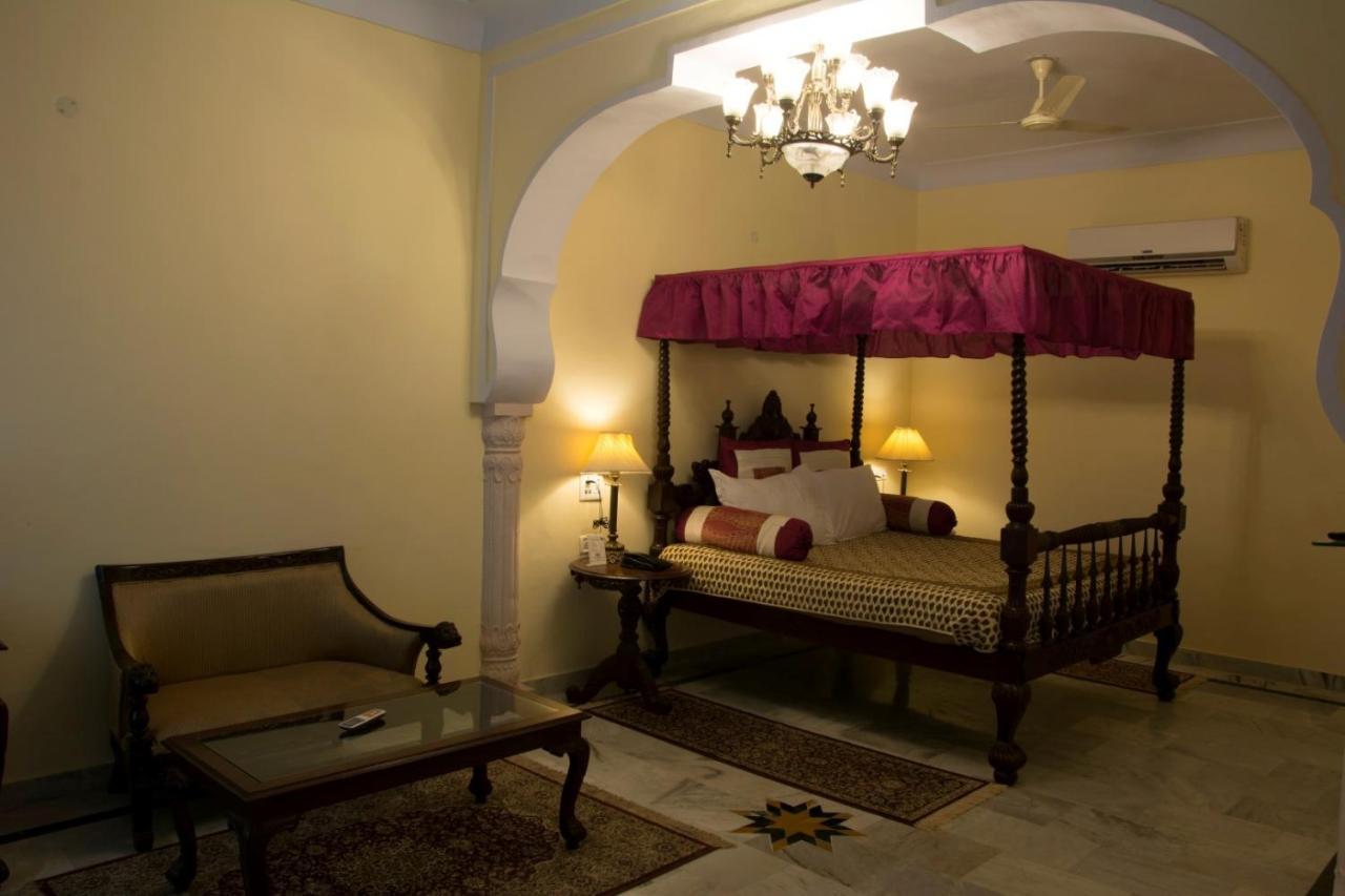 V Resorts Rajmahal Орча Екстериор снимка