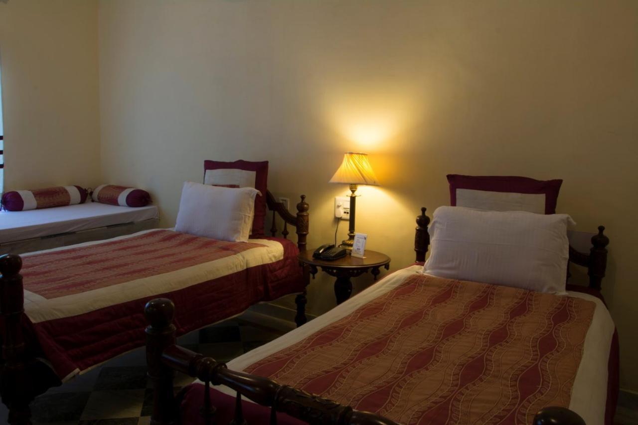 V Resorts Rajmahal Орча Екстериор снимка