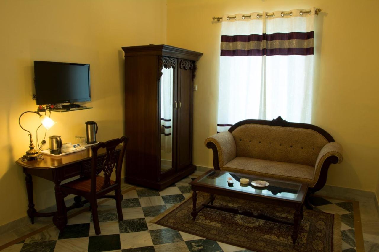 V Resorts Rajmahal Орча Екстериор снимка