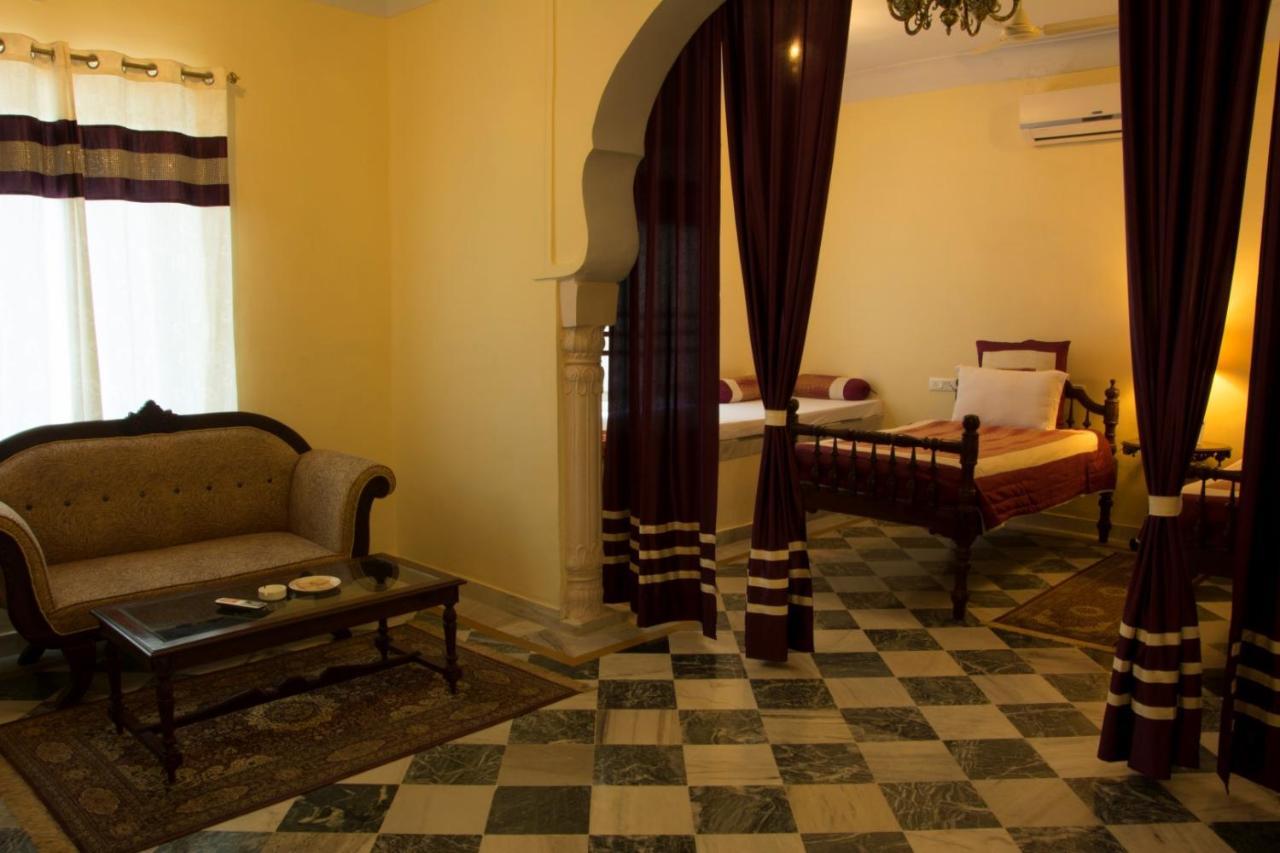 V Resorts Rajmahal Орча Екстериор снимка