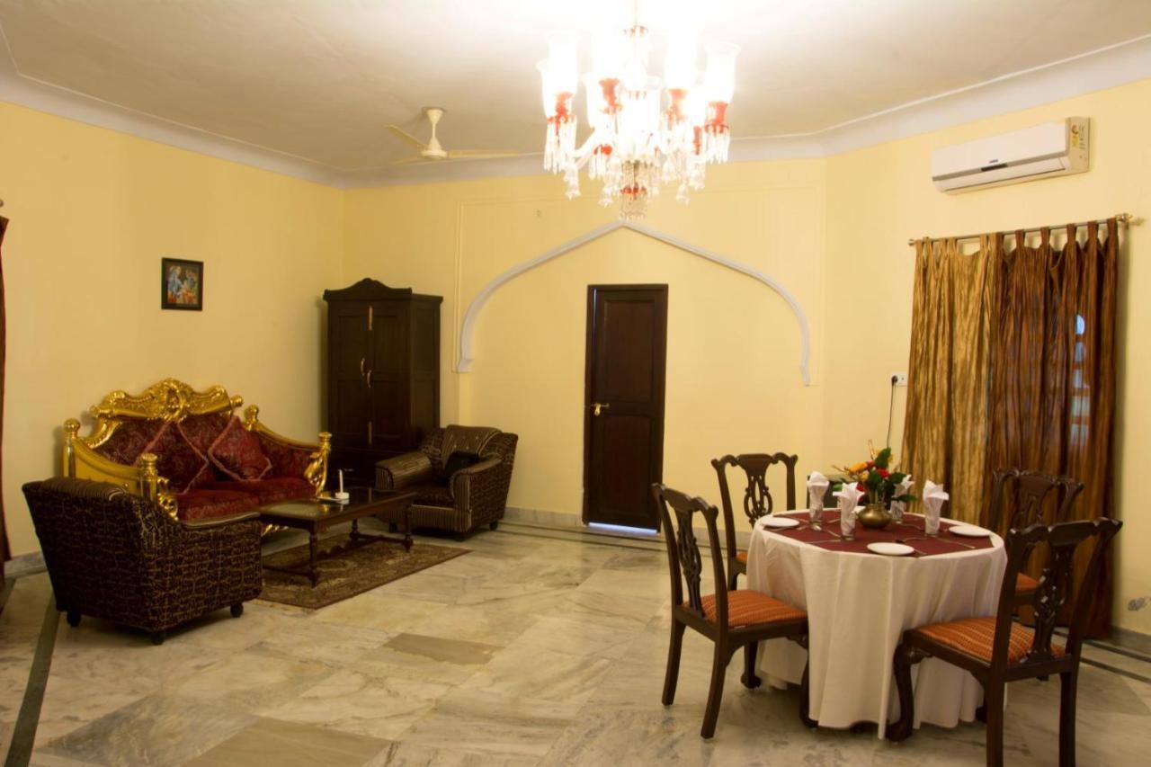 V Resorts Rajmahal Орча Екстериор снимка