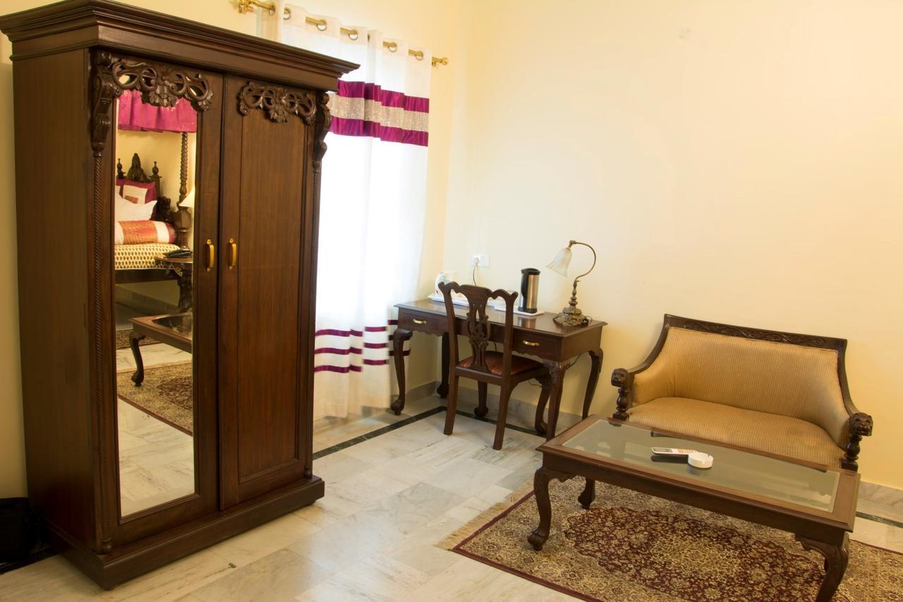 V Resorts Rajmahal Орча Екстериор снимка
