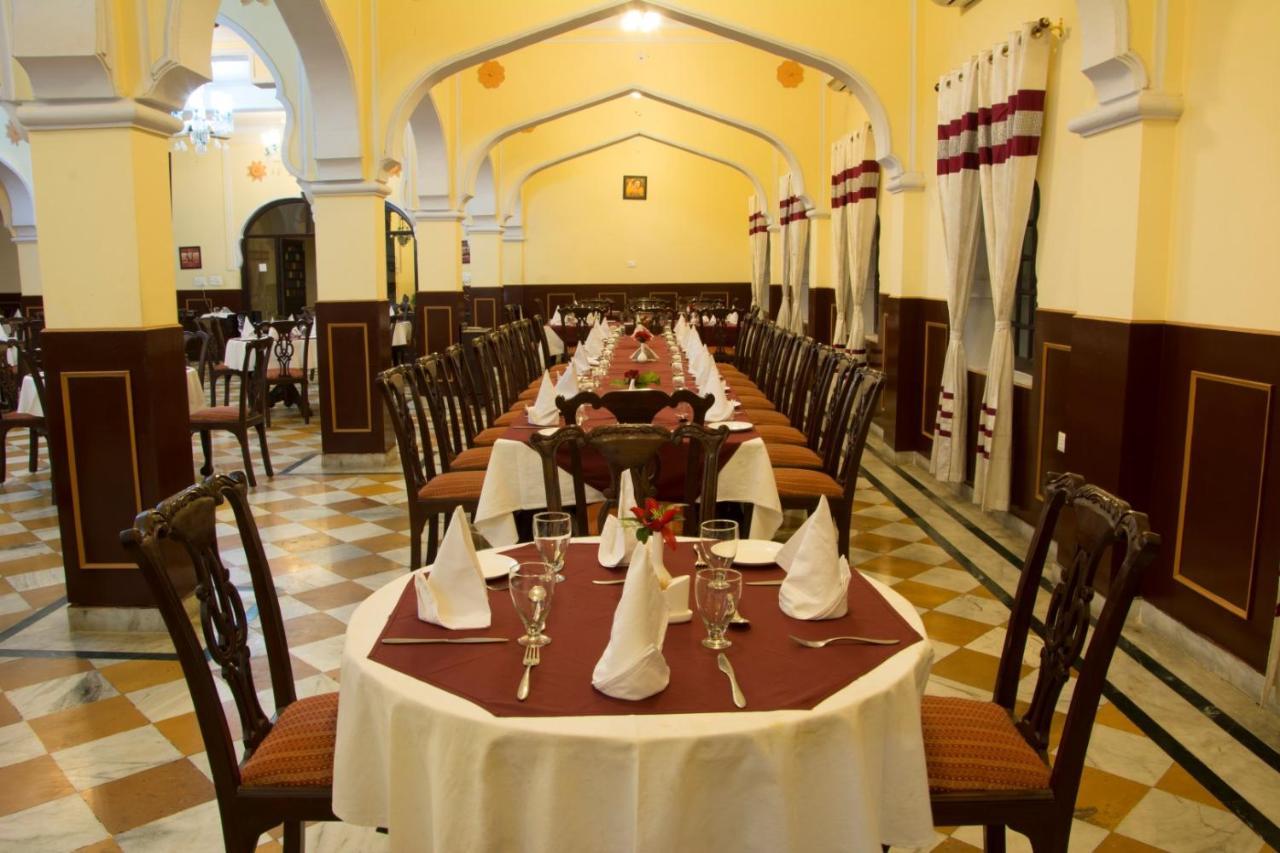 V Resorts Rajmahal Орча Екстериор снимка