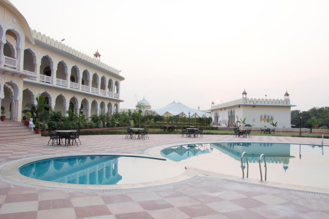 V Resorts Rajmahal Орча Екстериор снимка