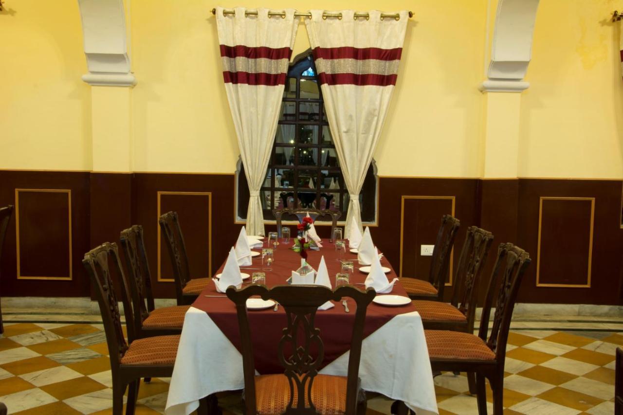 V Resorts Rajmahal Орча Екстериор снимка