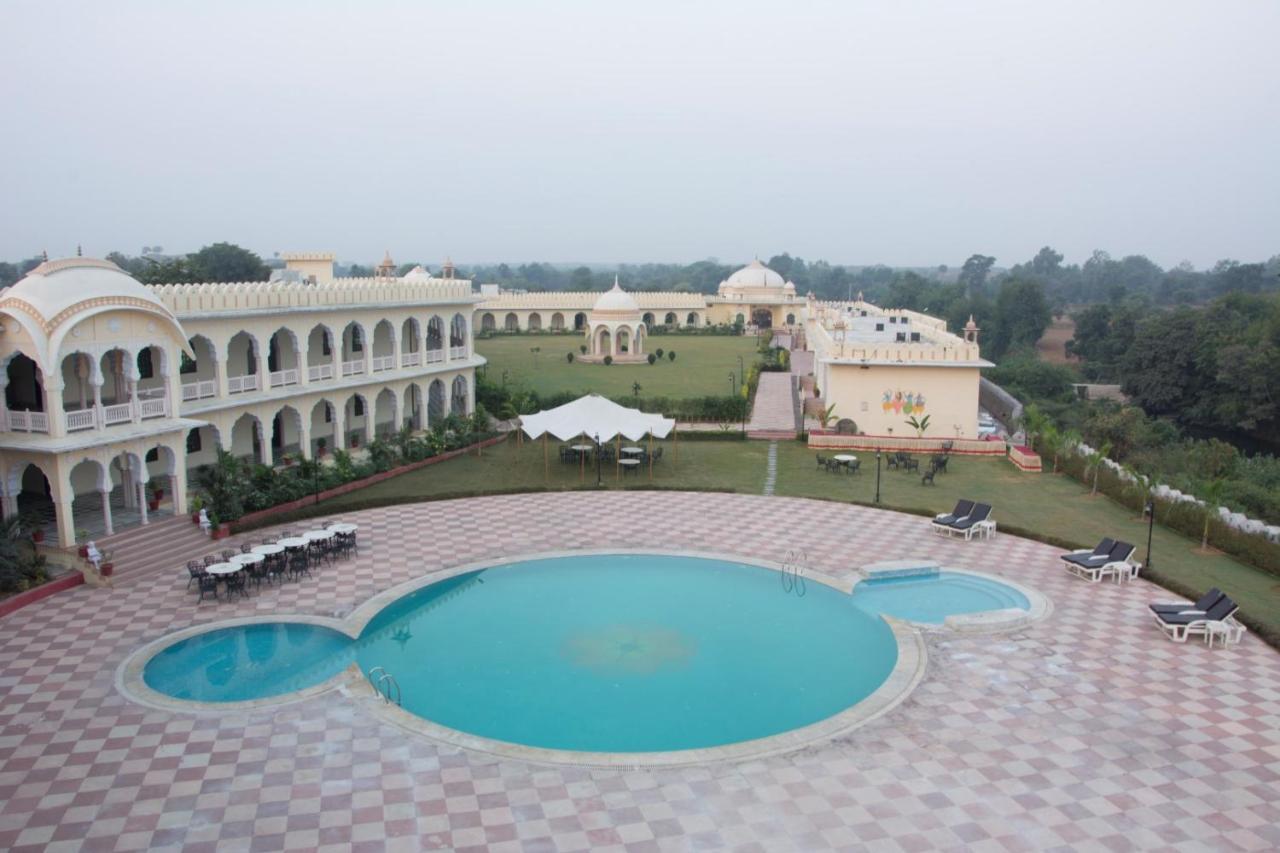 V Resorts Rajmahal Орча Екстериор снимка