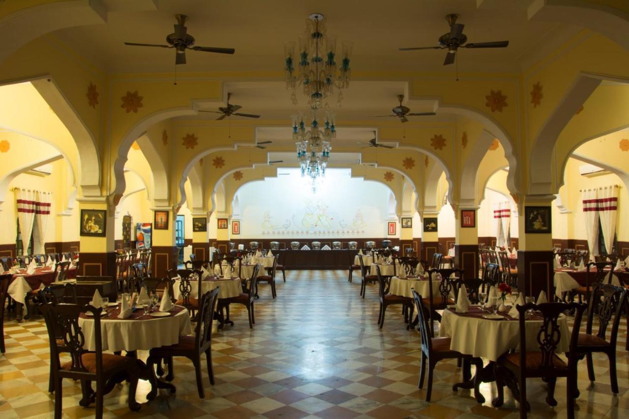 V Resorts Rajmahal Орча Екстериор снимка