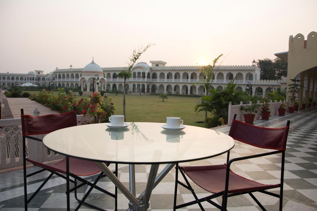 V Resorts Rajmahal Орча Екстериор снимка