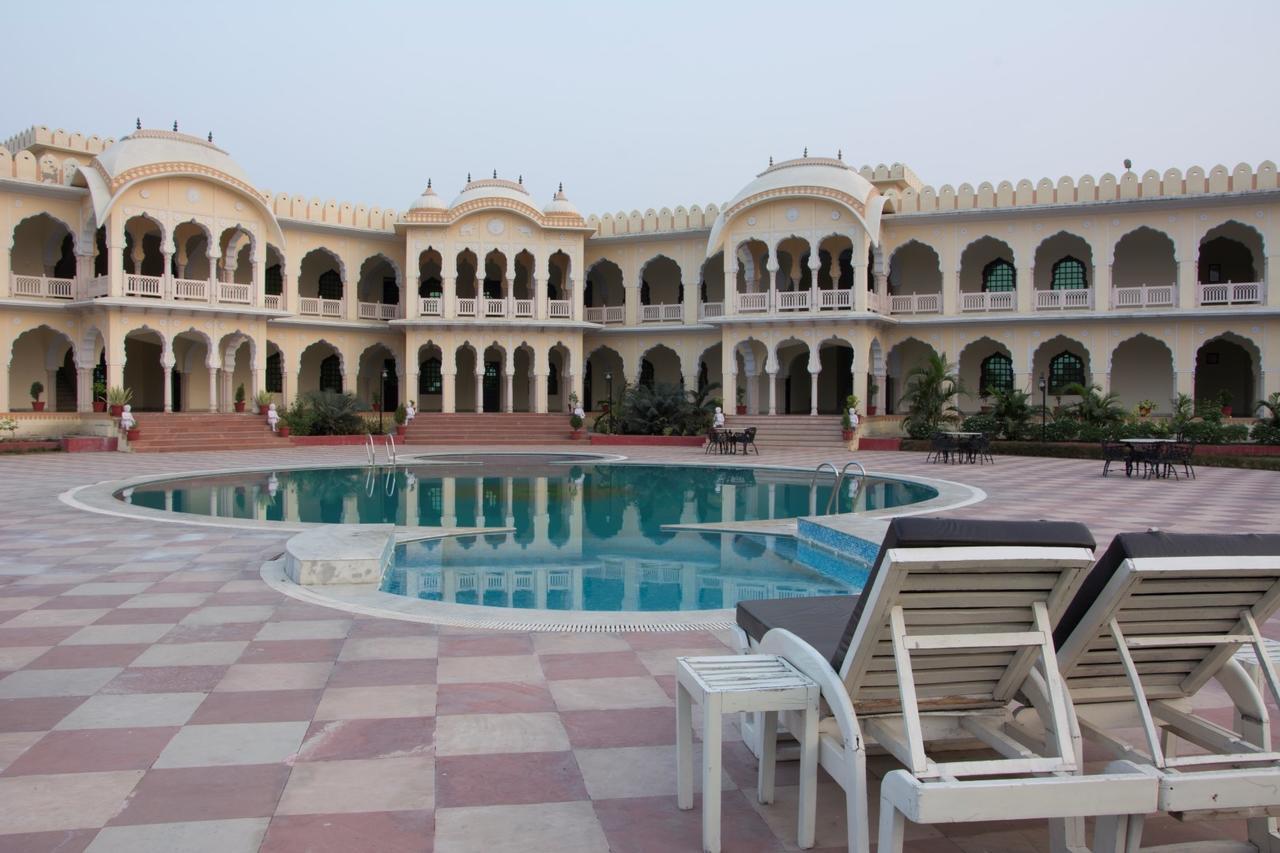 V Resorts Rajmahal Орча Екстериор снимка