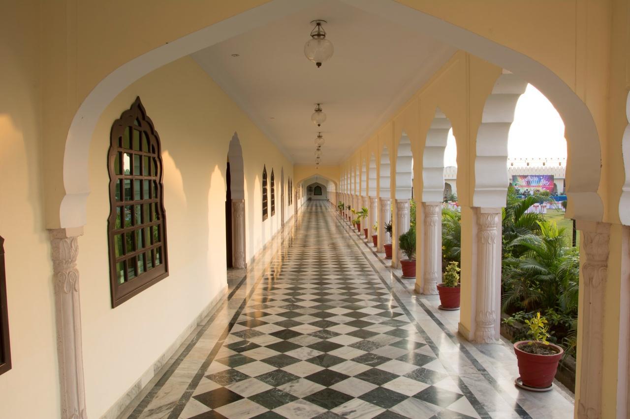 V Resorts Rajmahal Орча Екстериор снимка